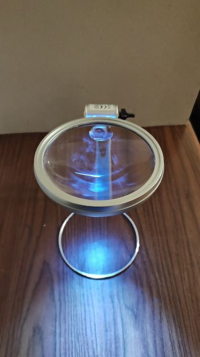 Настолна лупа с лампа