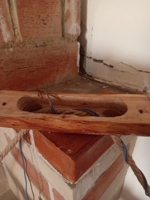 lustră rustică din lemn