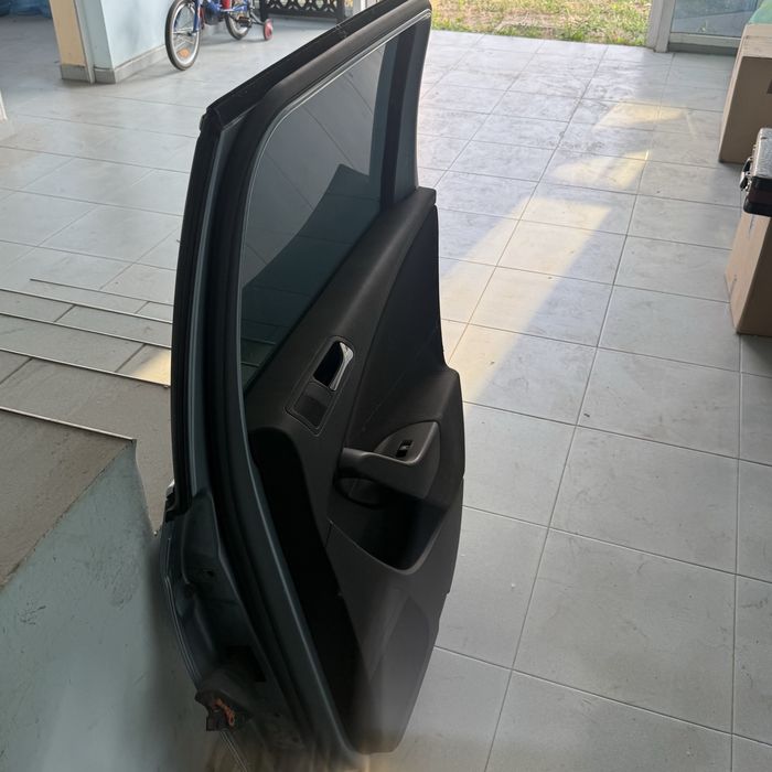 Врата Пасат В6 задна