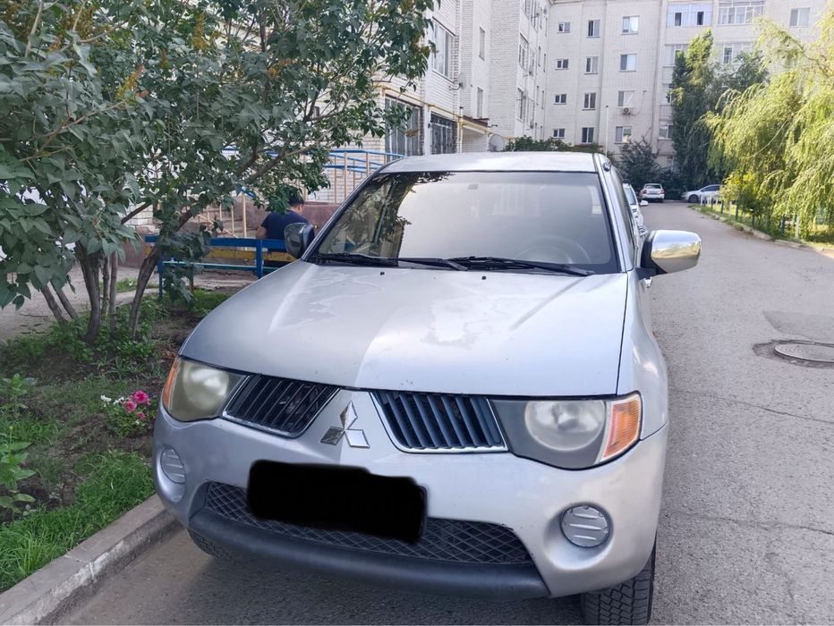 Автомобиль Митсубиси L200