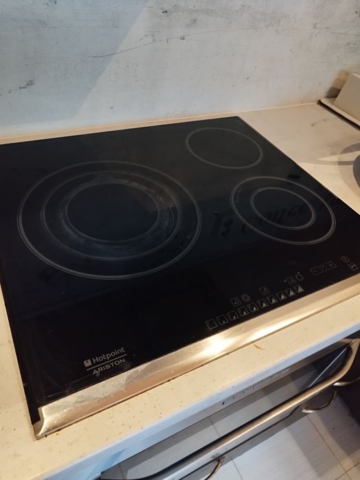 ДО ПЕТЪК - Фурна за вграждане AEG и плот Hotpoint Ariston