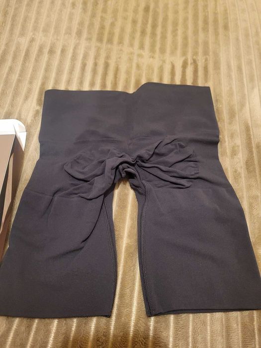 Skims Безшевни къси панталонки с повдигащо дупе вис. талия -чисто нови