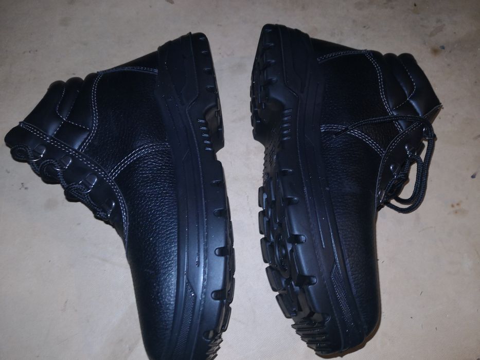 Vând  ghete și pantofi  din piele.