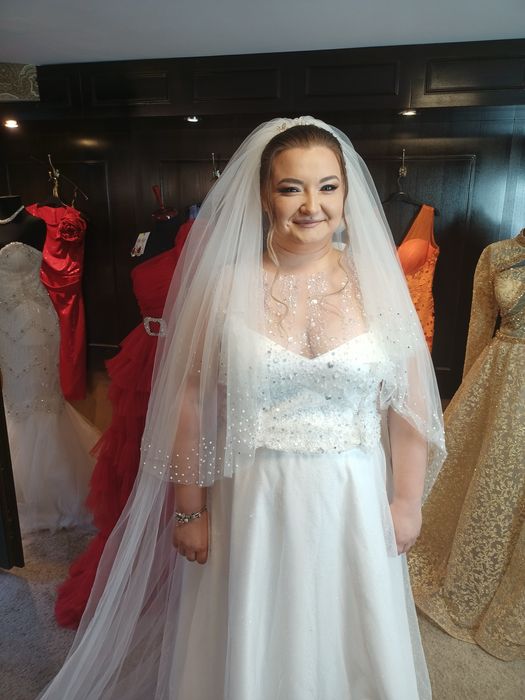 Rochie mireasa + voal lung cu perle