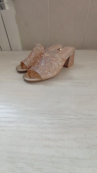 Ayollar uchun yozgi oyoq kiyim