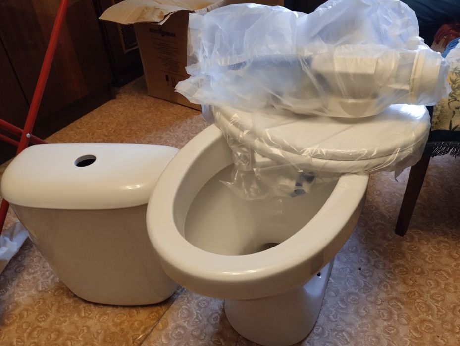 Унитаз с бочком в полном комплектекте