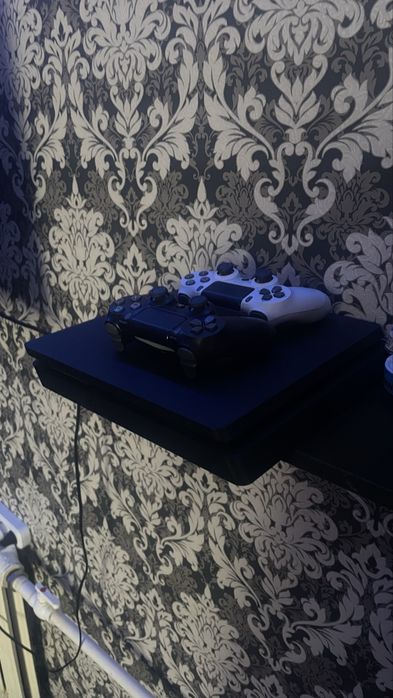 Продам Playstation 4 SLIM 500гб идеал