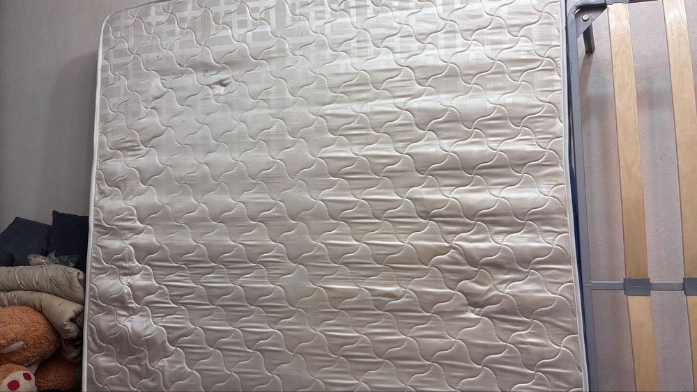 Кровать хорошим состаяние