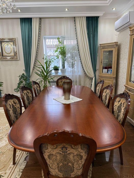 Обеденный гостевой стол