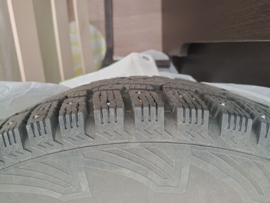 Продам зимнюю резину, шипы