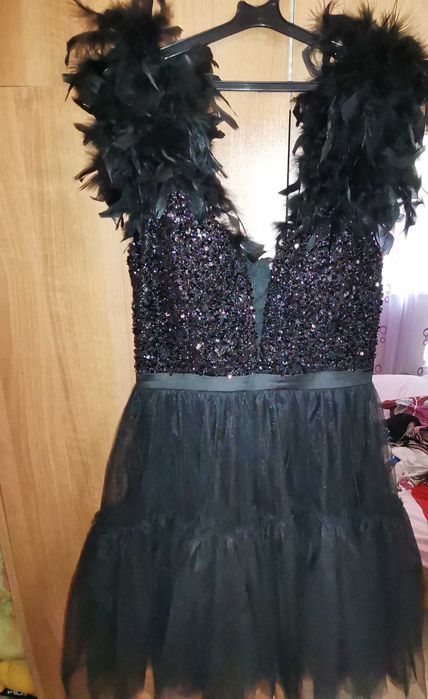 Официална черна  рокля с пера и паиети