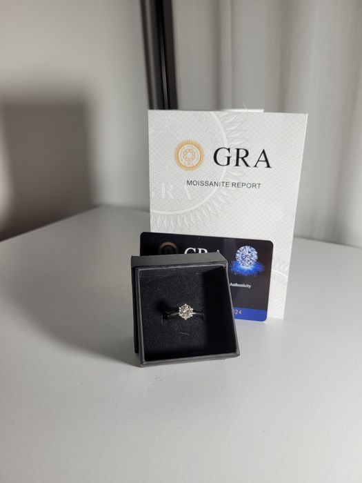 Inel de logodna din argint cu diamant moisaanite