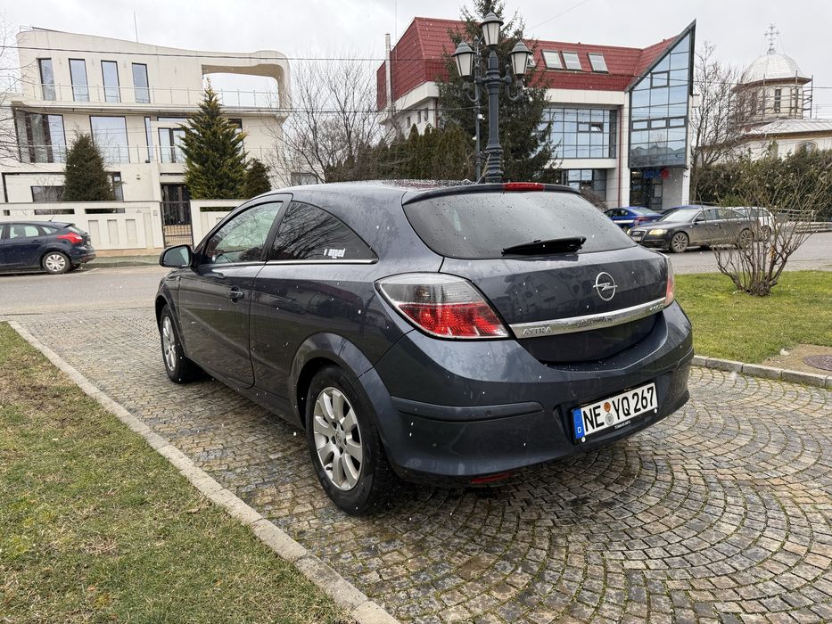 Opel Astra GTC 2010
