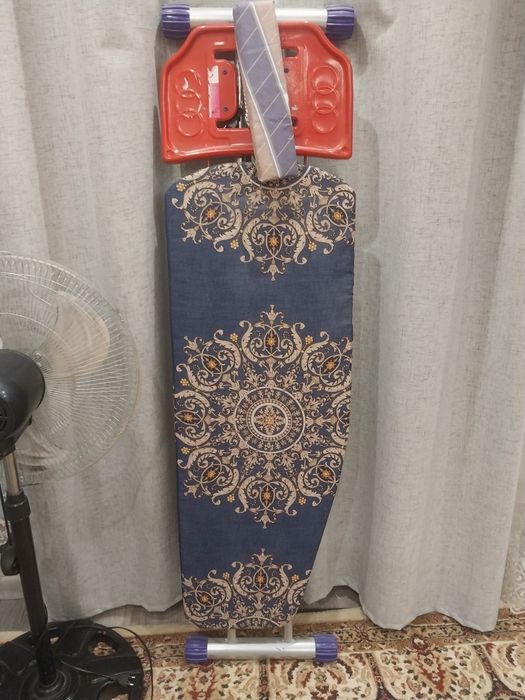 Bolshaya gladilnaya doska s rozetkoi I shnurom podaidet I dlya shvei