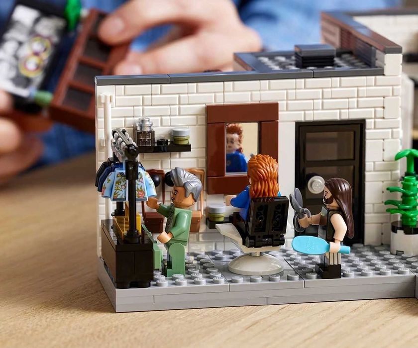 LEGO Icons 10291 Queer Eye, Апартаментът на The Fab 5