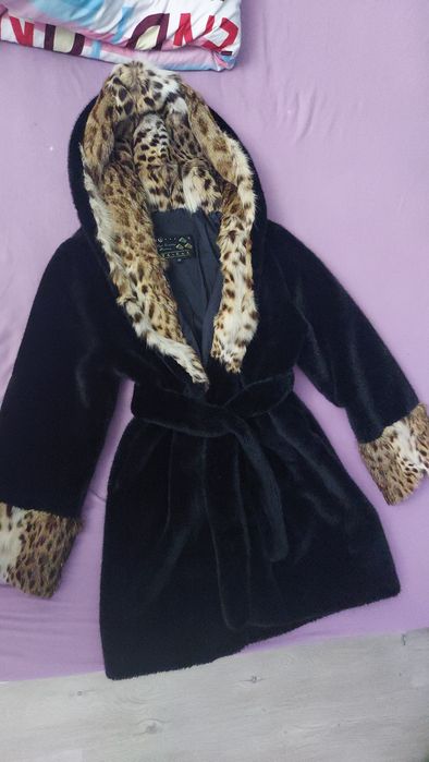 Срочно шуба почти новая с капюшоном