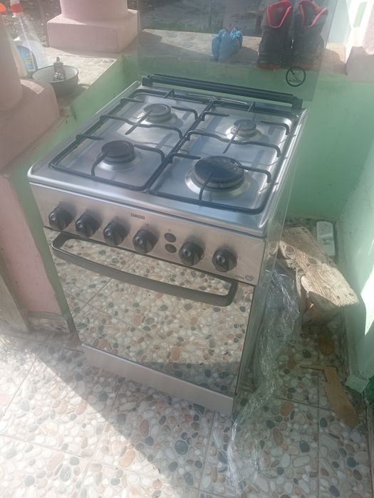 Vând aragaz Zanussi inox