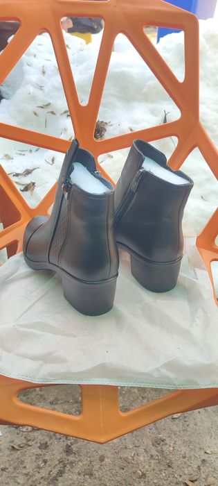 Ghete dama din piele noi ,nefolosite