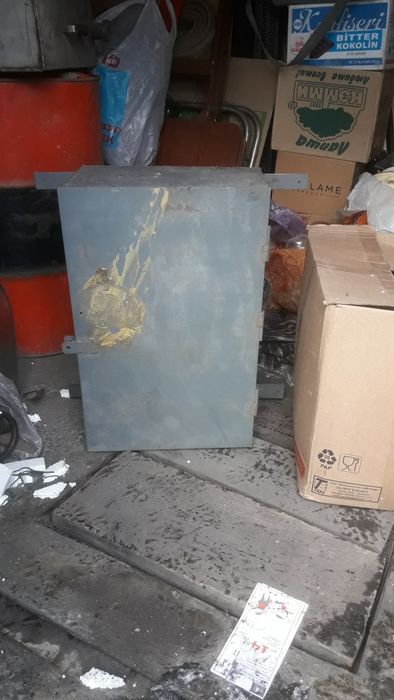 Металлический шкаф с автоматами