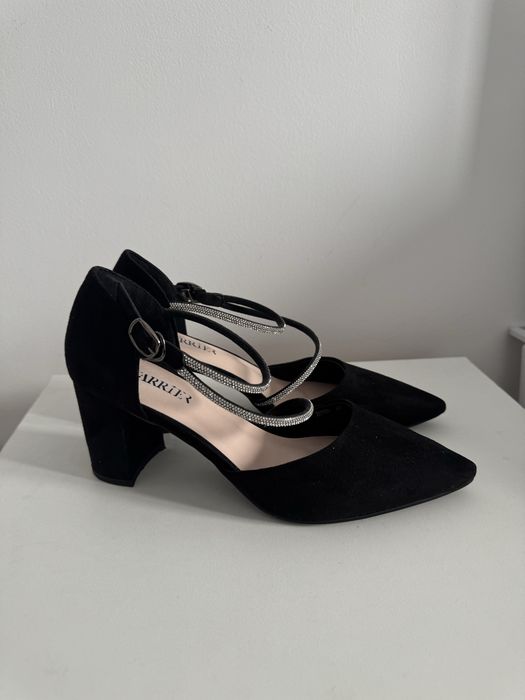 Туфли на каблуке со стразами