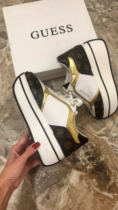 Продам кроссовки GUEES