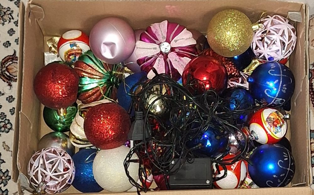 Продам елку ишрушками