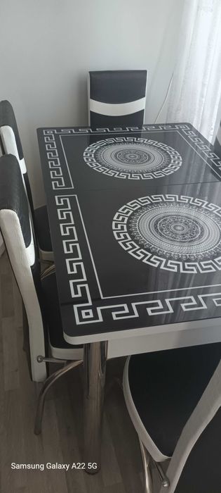 Трапезна разстегателна маса със 6 стола.