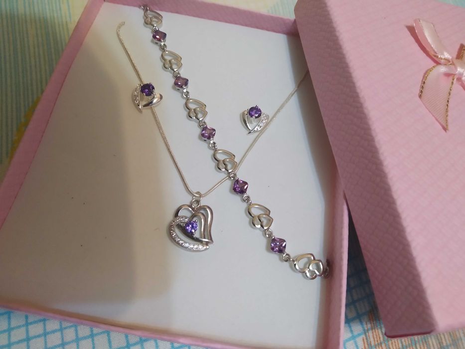 Нов,масивен, дамски сребърен комплект,със сърца. 12 различни. В кутия.