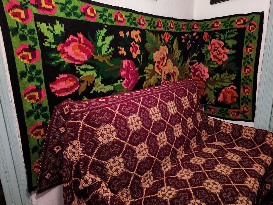 Vând cuverturi țesute manual