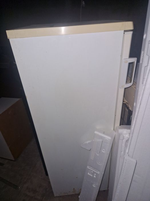 Frigidere lada frigorifica +3 calorifere pe ulei .