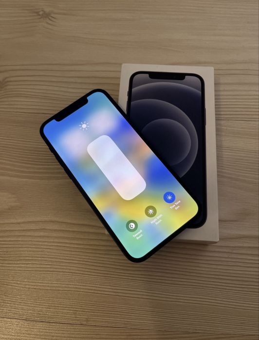 Продам Айфон 12