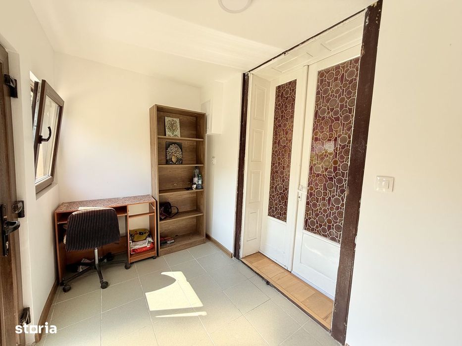Inchiriez casa cu 2 camere  cu teren in zona centrala