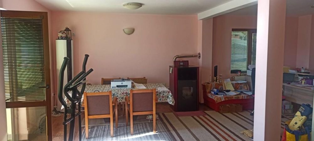 Триетажна Къща с двор в ж.к Меден Рудник