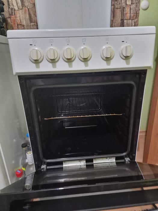 Хладилник Bosh и готварска печка Beko