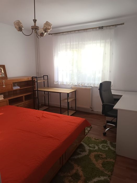 Închiriez apartament 3 camere