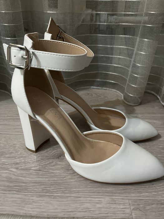 Продам туфли белые