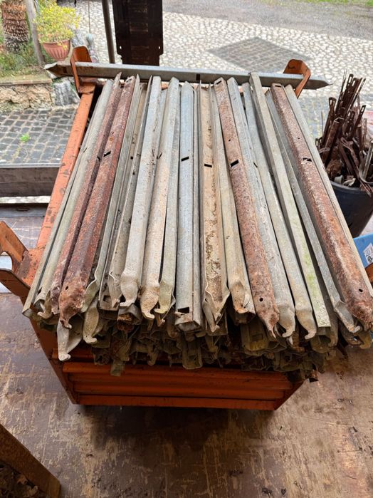 Montanti cofraje de 100 cm cu cioc - Italia