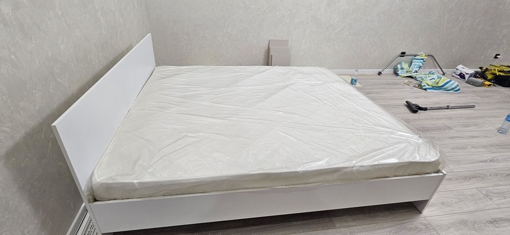 Кровать 2000×1800 вместе с матрасом.