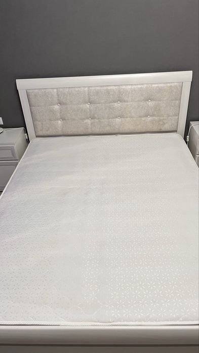 Продам двуспальную кровать с матрасом