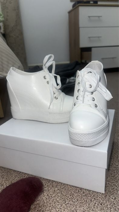 Кроссовки каблук