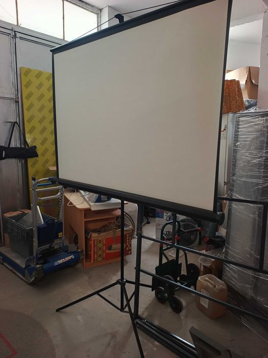 Екран за проектор 163 см