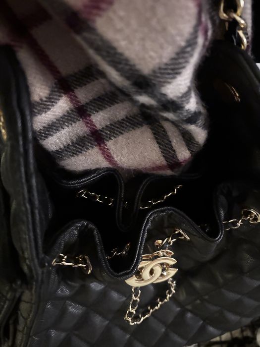 Продавам черна чанта chanel