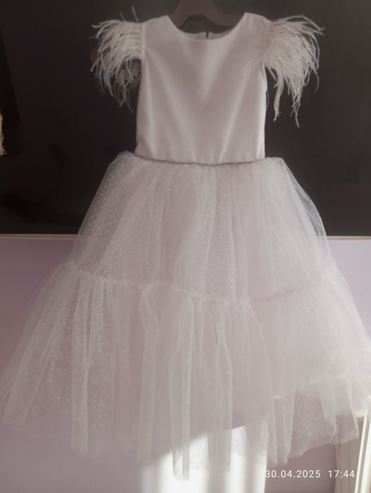 Vând rochiță alba,cu sclipici superbă.