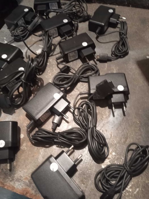 Зарядни за телефони.