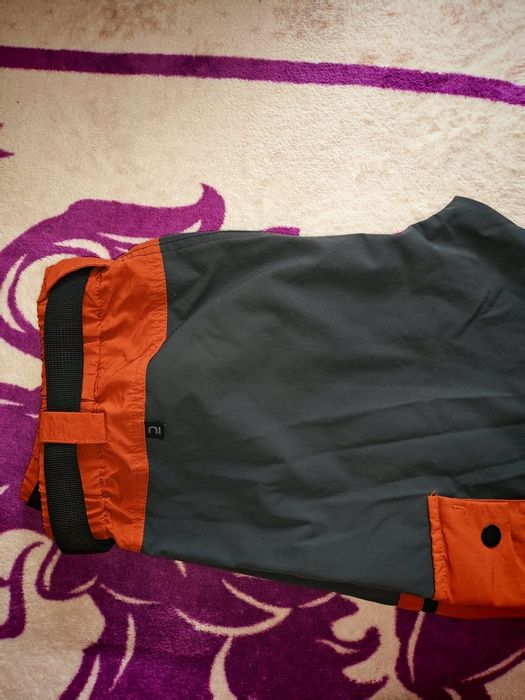 Vând pantaloni de munte