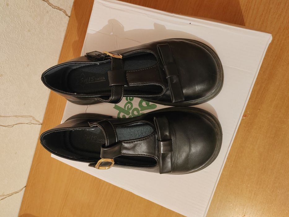 Туфли для девочки. Размер указан 35