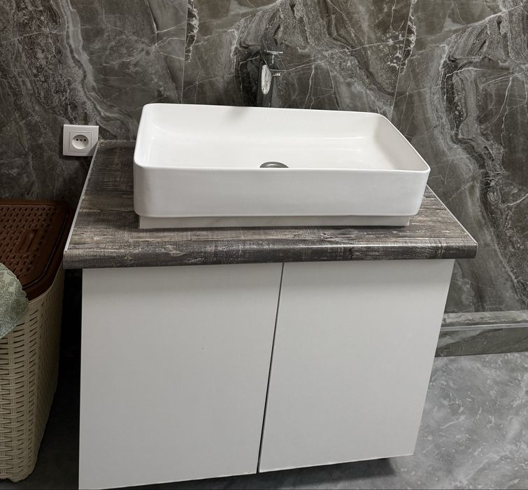 Продам раковину с тумбой вместе со смесителем.