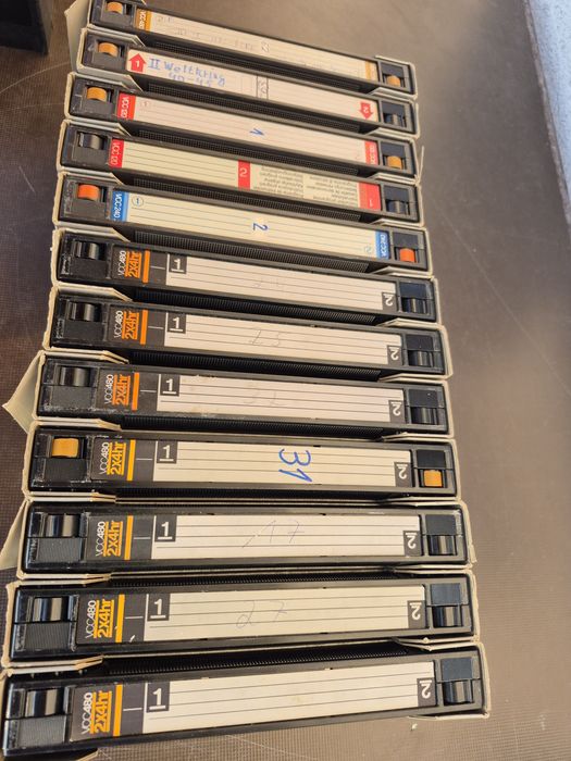 Vând 10 casete video 2000 VCC originale Philips de 480 minute,2x4h, made in Germany, colectie de filme din anii 1970- 1990 cu filme diferite genuri.