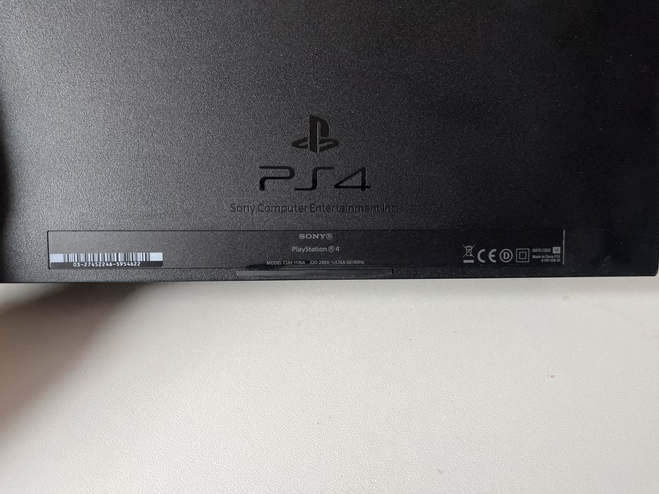 PS4 original + 2 manete una cu husa + 8 jocuri