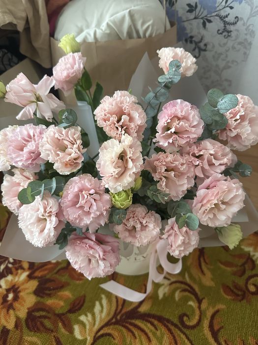 Цветы, розовый эустом, нежно-желтые бутоны, гортензия, эвкалипта